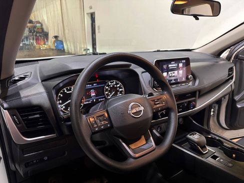 Used 2025 Nissan Rogue S AWD/4WD image 14