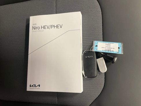 Certified 2025 Kia Niro EX image 22