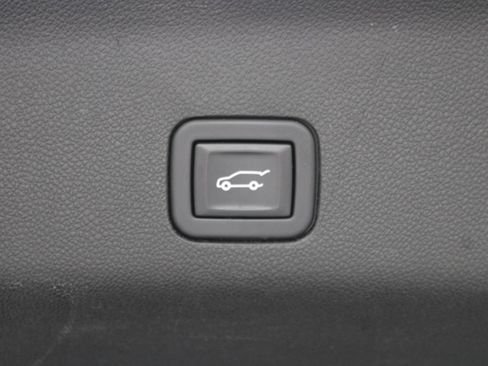 Used 2023 GMC Yukon XL SLT AWD/4WD image 37