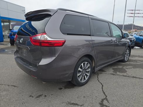 Used 2020 Toyota Sienna XLE Premium image 4