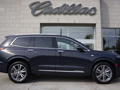 Used 2025 Cadillac XT6 Premium Luxury image 3