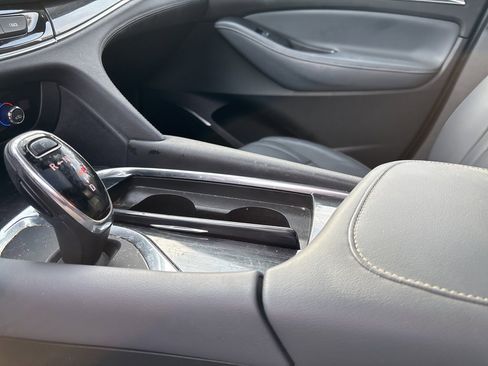 Used 2019 Buick Enclave Essence image 18