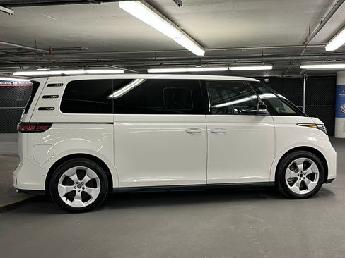 New 2025 Volkswagen ID. Buzz Pro S RWD image 40
