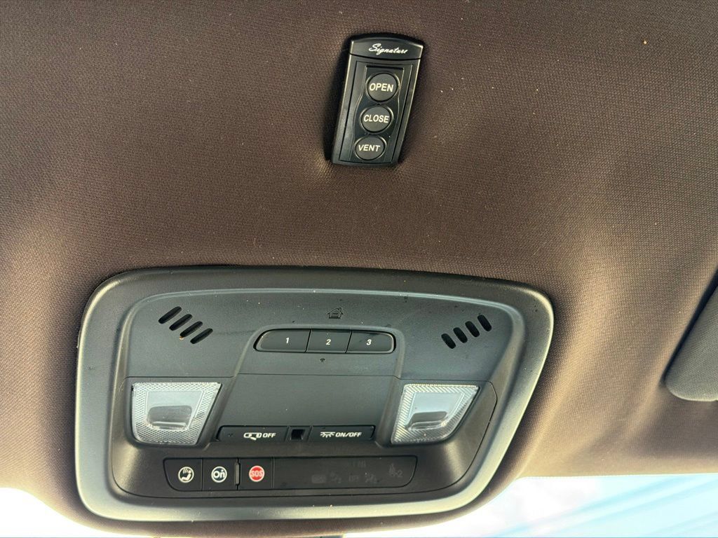 Certified 2023 Chevrolet Traverse LT AWD/4WD image 25