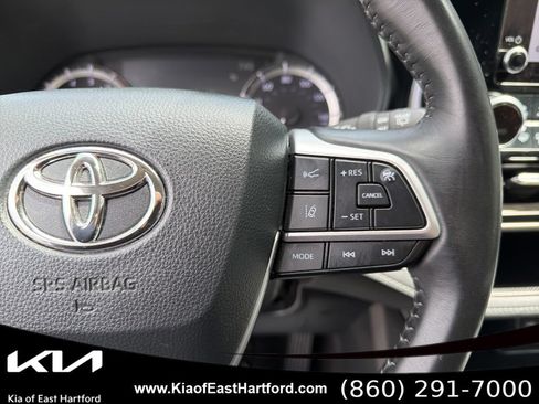 Used 2024 Toyota Highlander LE AWD/4WD image 35