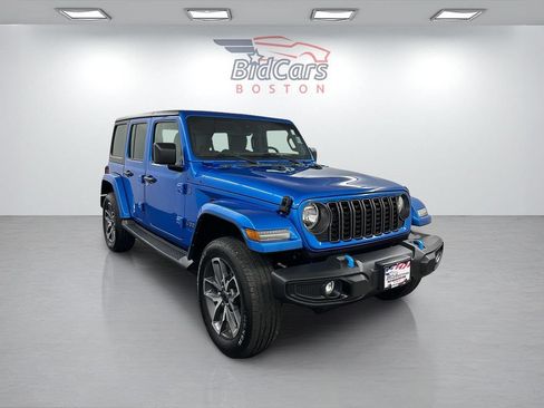 Used 2024 Jeep Wrangler Unlimited w/ Convenience Group AWD/4WD image 3
