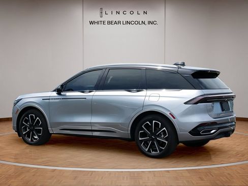 Used 2025 Lincoln Nautilus Reserve AWD/4WD image 7