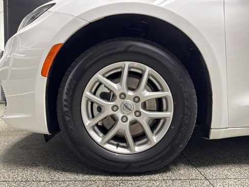 Used 2024 Chrysler Pacifica Touring-L image 4