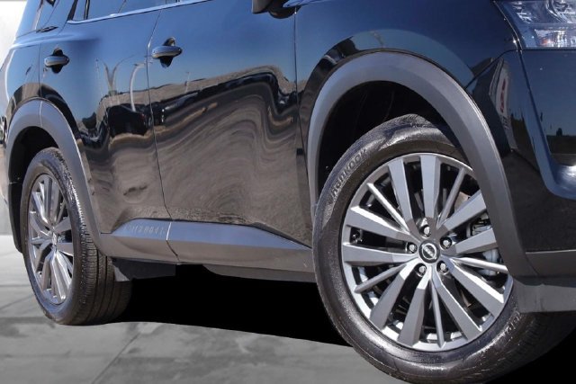 Certified 2025 Nissan Pathfinder SL w/ SL Premium Package FWD image 3