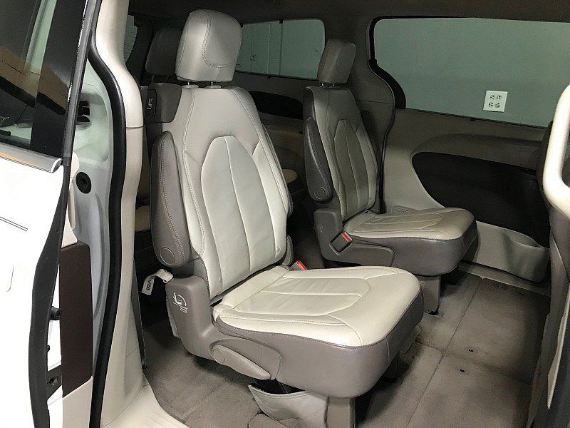 Used 2017 Chrysler Pacifica Touring-L FWD image 16