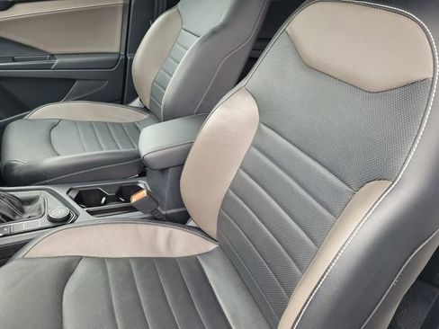 Used 2022 Volkswagen Taos SEL image 11