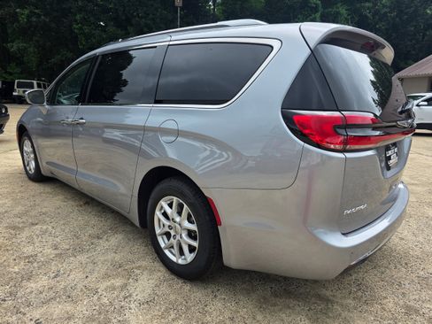 Used 2021 Chrysler Pacifica Touring-L FWD image 7