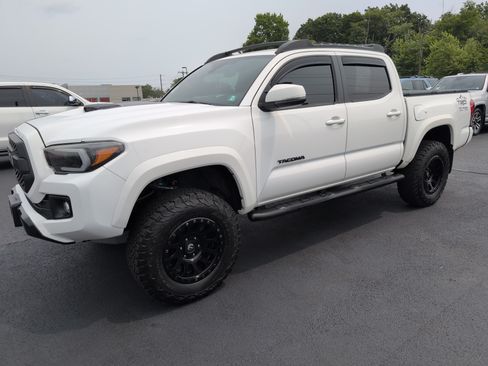 Used 2018 Toyota Tacoma TRD Sport AWD/4WD image 8