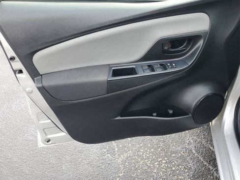 Used 2016 Toyota Yaris L image 8