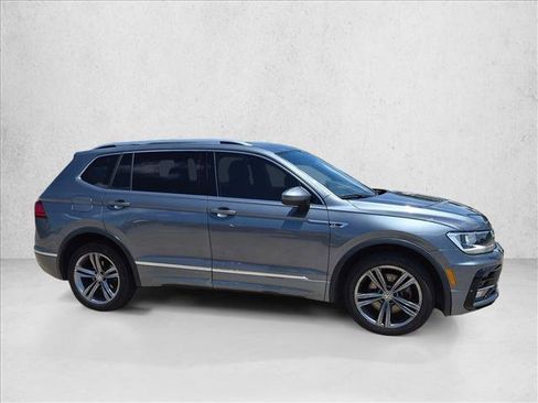 Used 2018 Volkswagen Tiguan SEL w/ R-Line Package FWD image 4