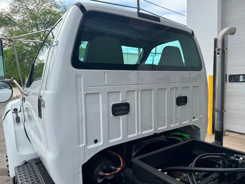 Used 2015 Ford F750 2WD Regular Cab Super Duty image 10
