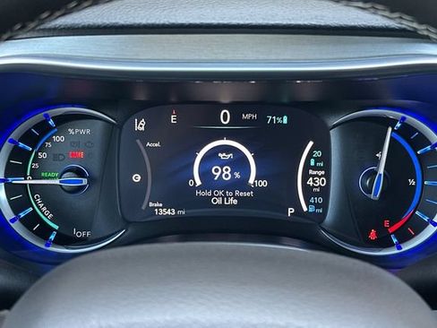 Used 2024 Chrysler Pacifica Premium FWD image 24