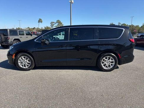 Used 2025 Chrysler Pacifica Select image 9