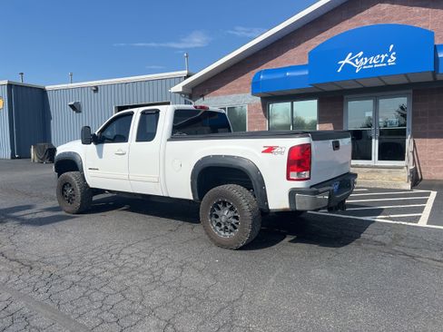 Used 2011 GMC Sierra 2500 SLT w/ SLT Convenience Package AWD/4WD image 4
