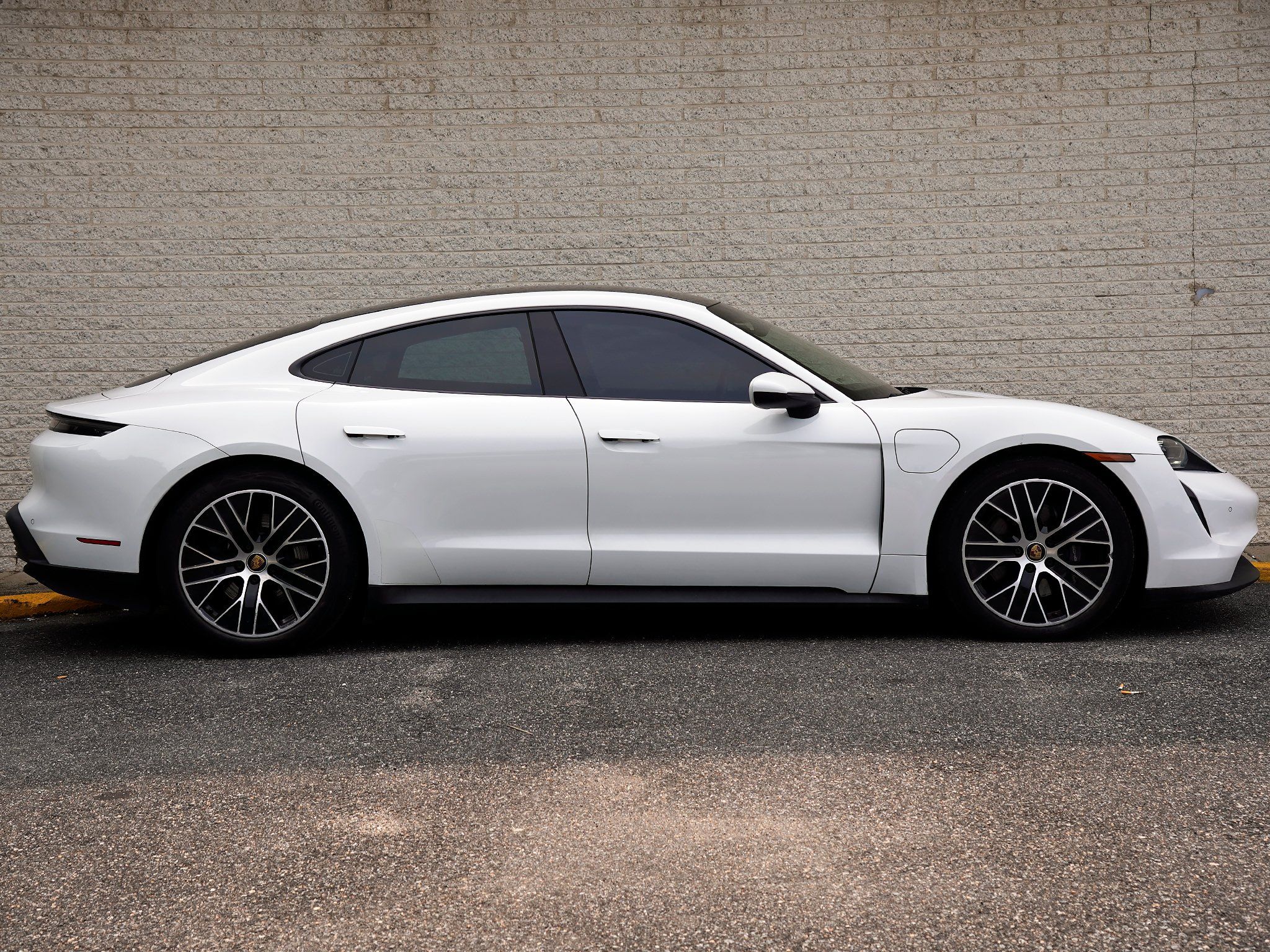 Used 2022 Porsche Taycan RWD image 8