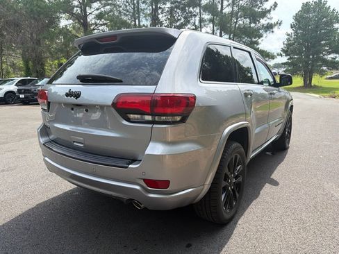 Used 2018 Jeep Grand Cherokee Altitude AWD/4WD image 6
