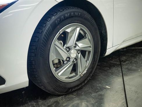 Used 2024 Hyundai Elantra SE FWD image 3