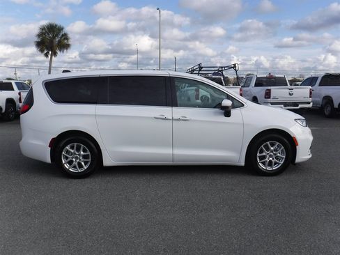 Used 2023 Chrysler Pacifica Touring-L image 3