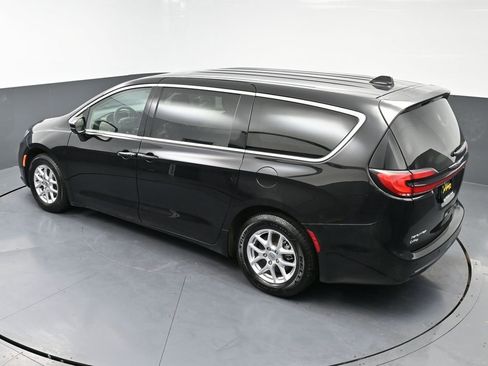 Used 2024 Chrysler Pacifica Touring-L image 45
