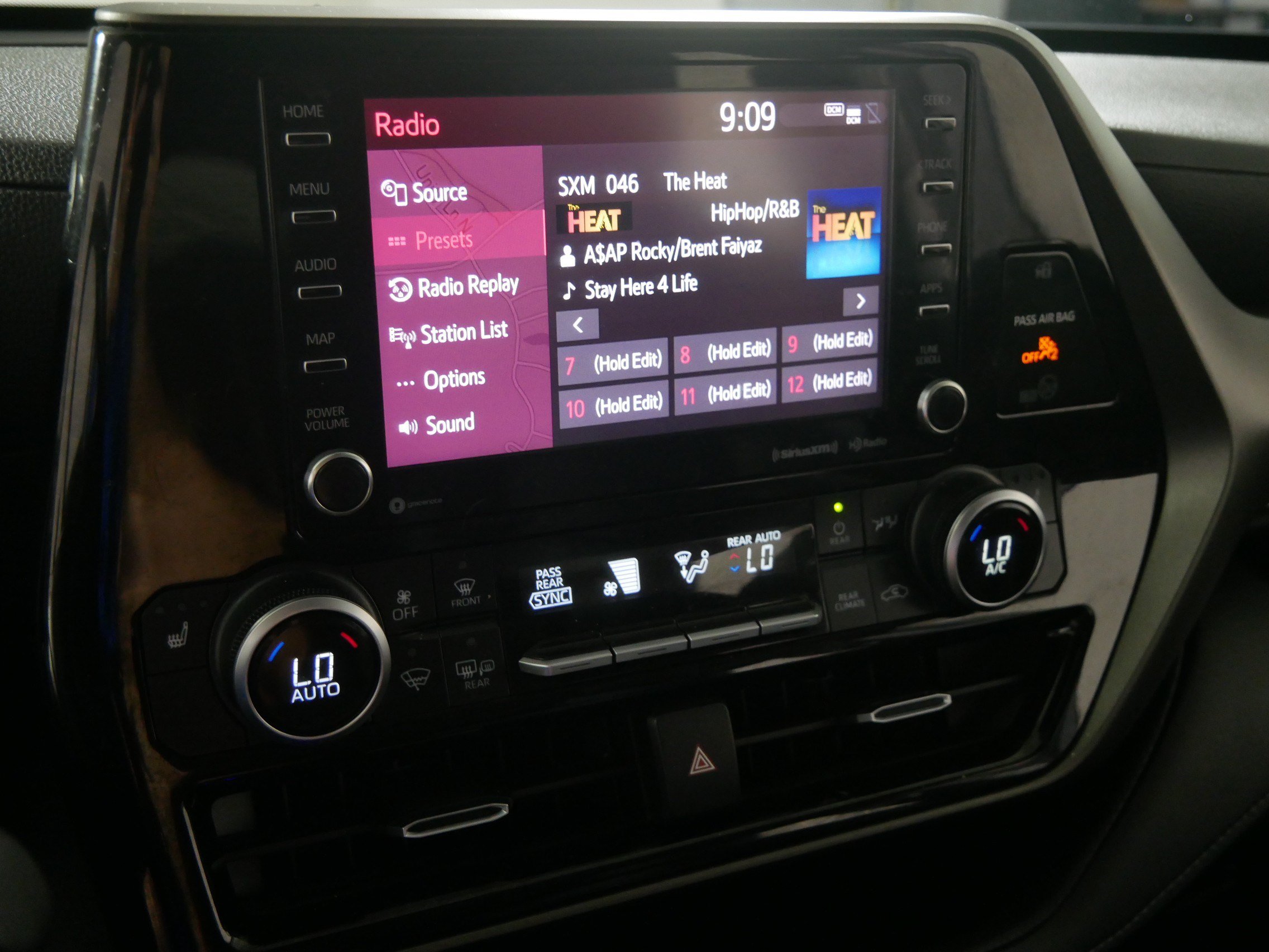 Used 2020 Toyota Highlander XLE AWD/4WD image 22