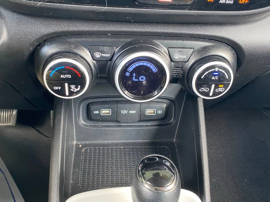 Used 2022 Hyundai Venue Limited FWD image 22