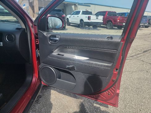 Used 2016 Jeep Compass Latitude image 30