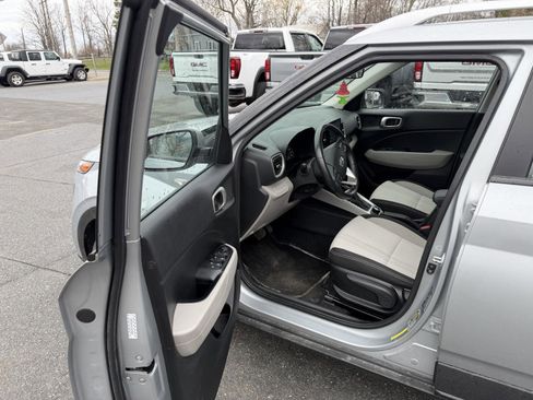 Used 2021 Hyundai Venue SEL image 11