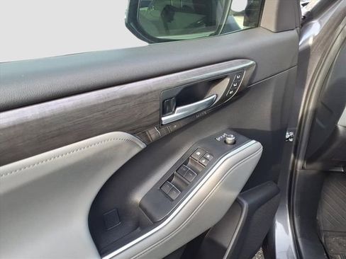Used 2024 Toyota Highlander Platinum image 16