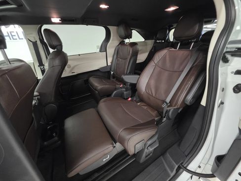 Used 2024 Toyota Sienna Platinum AWD/4WD image 20