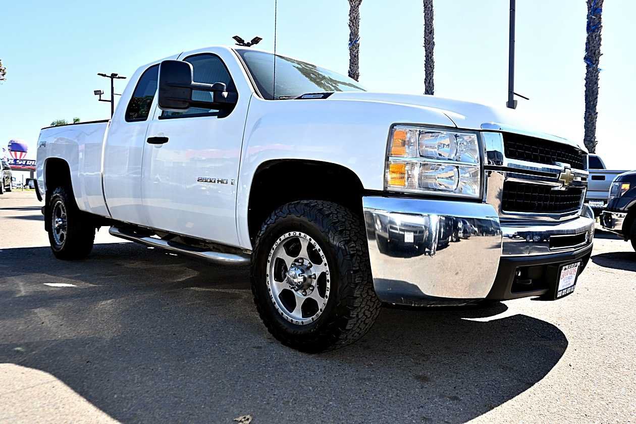 Used 2007 Chevrolet Silverado 2500 LT AWD/4WD image 3