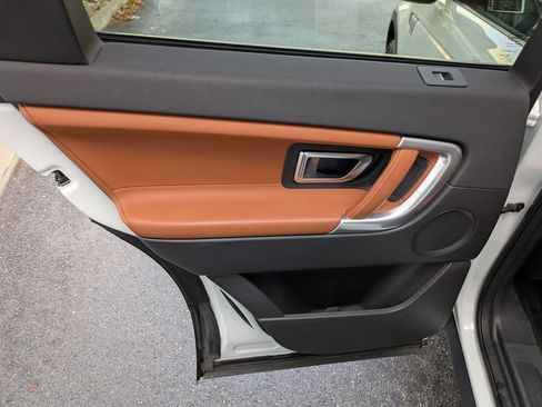 Used 2015 Land Rover Discovery Sport HSE Luxury image 31