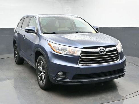 Used 2016 Toyota Highlander XLE FWD image 2