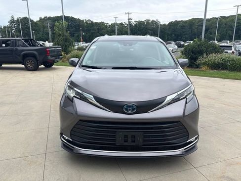 Used 2023 Toyota Sienna XLE w/ XLE Plus Package AWD/4WD image 2