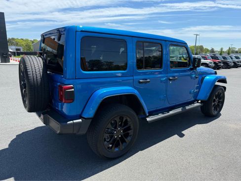 Used 2023 Jeep Wrangler Unlimited Sahara w/ Cold Weather Group AWD/4WD image 14