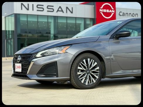 Used 2024 Nissan Altima 2.5 SV image 2