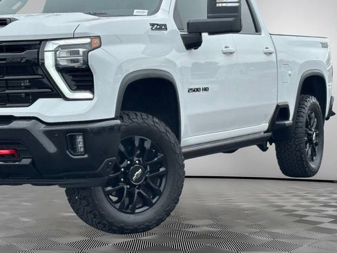 Used 2025 Chevrolet Silverado 2500 LTZ AWD/4WD image 3