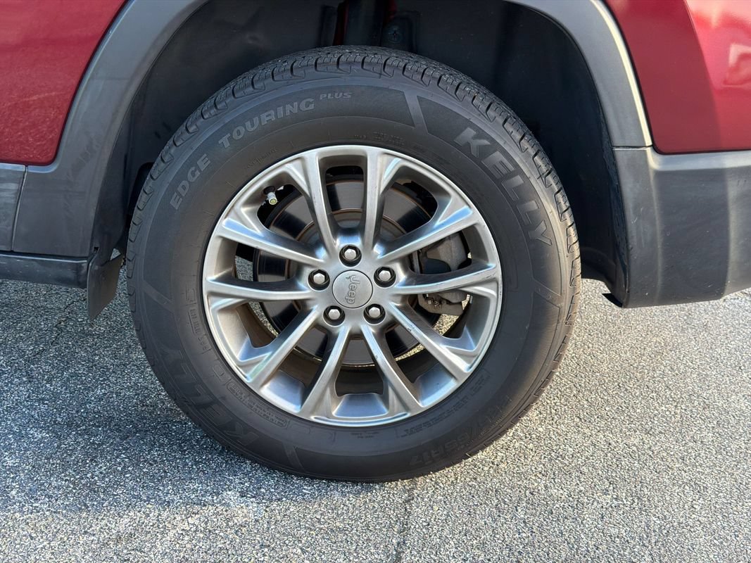Used 2019 Jeep Cherokee Latitude Plus w/ Cold Weather Group AWD/4WD image 10
