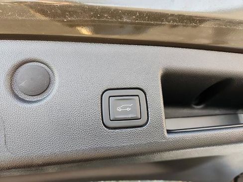 Used 2023 Chevrolet Equinox Premier image 32