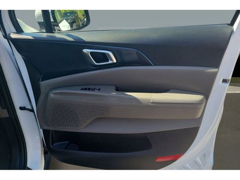 Used 2025 Kia Carnival FWD image 28
