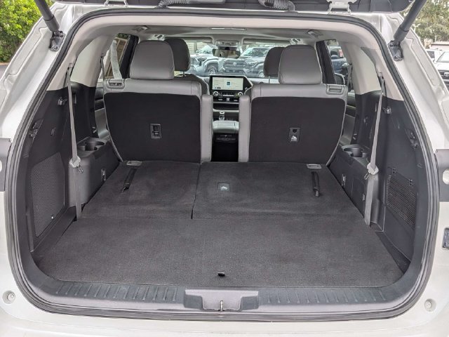 Used 2024 Toyota Highlander Limited FWD image 12