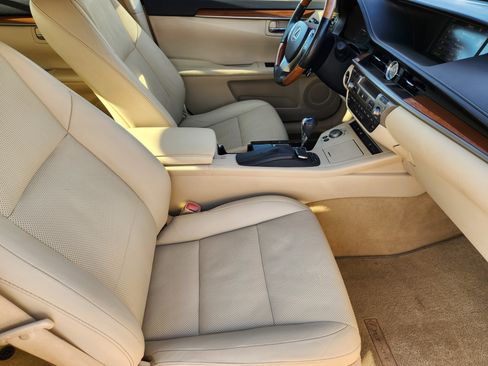 Used 2015 Lexus ES 300h image 17