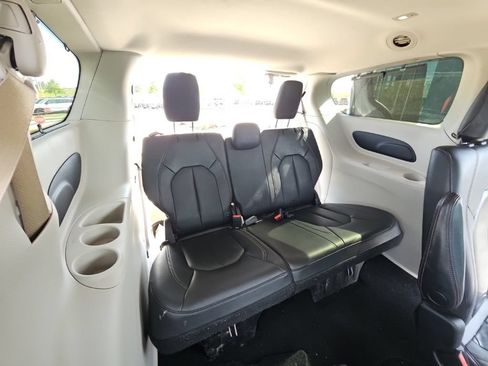 Used 2019 Chrysler Pacifica Touring-L FWD image 20