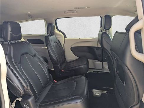 Used 2023 Chrysler Pacifica Touring-L FWD image 14
