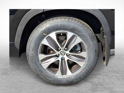 Used 2023 Toyota Highlander XLE AWD/4WD image 6