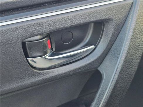 Used 2018 Toyota Corolla LE FWD image 11